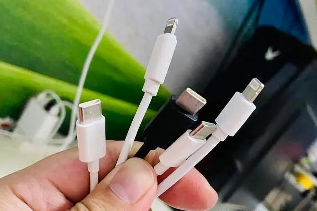 苹果Lightning接口与加查type-c接口者之争